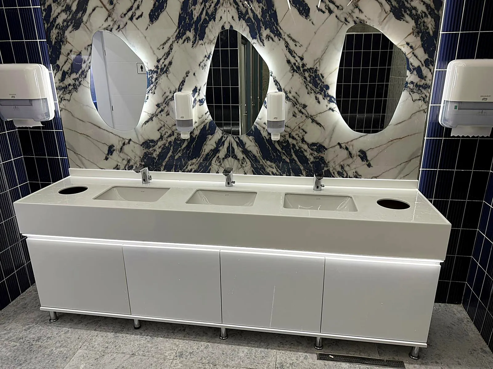 Aydınlatmalı Üçlü Lavabo Tezgahı – Kaan Mobilya akrilik uygulama