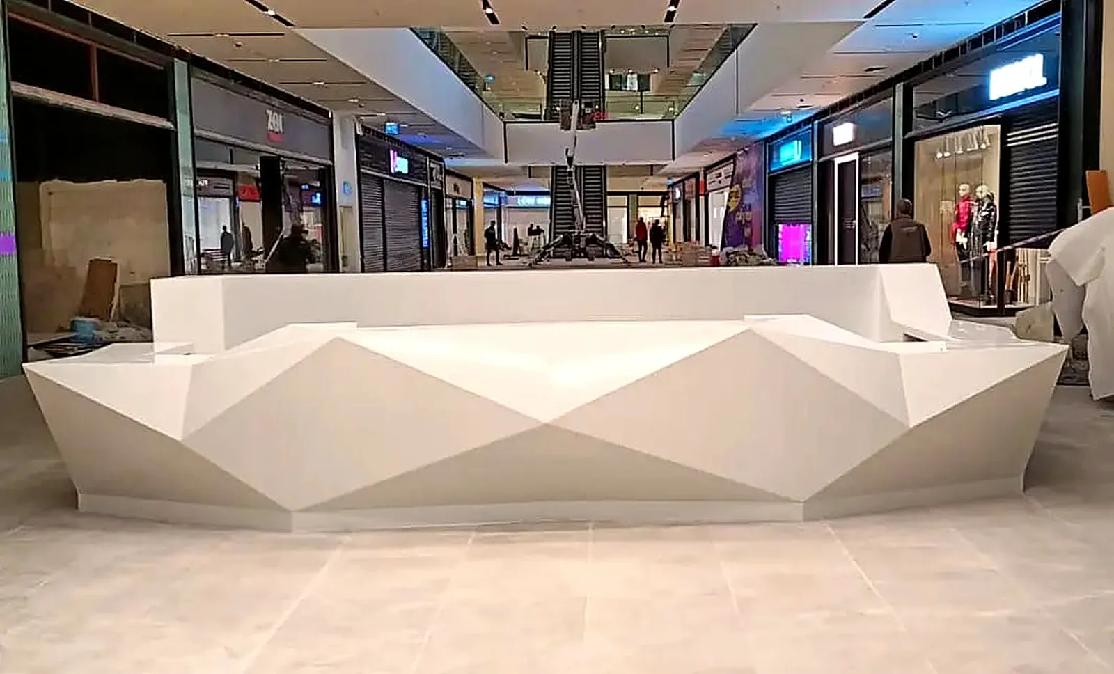 AVM Prizmatik Danışma Bankosu – Kaan Mobilya akrilik uygulama